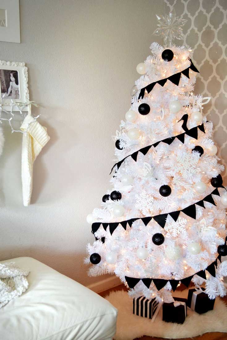 Pomysł na ładne ubranie choinki - biało-czarne ozdoby bożonarodzeniowe