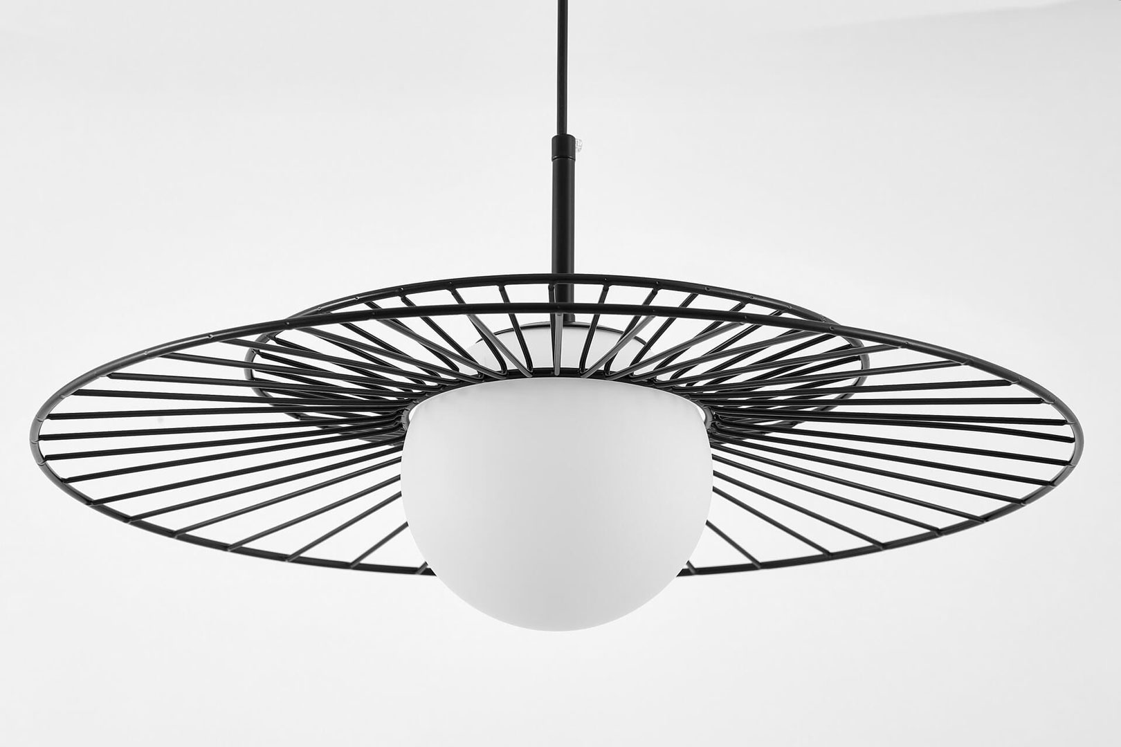 Czarna lampa wisząca, druciana metalowa oprawa, biały szklany klosz kula, loft, designerska - SOLARIS - Lumina Deco zdjęcie 3