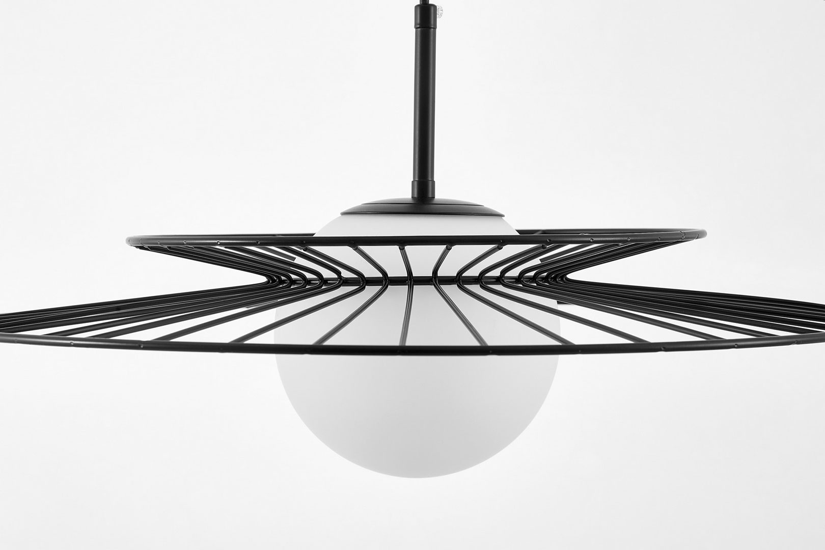 Czarna lampa wisząca, druciana metalowa oprawa, biały szklany klosz kula, loft, designerska - SOLARIS - Lumina Deco zdjęcie 4