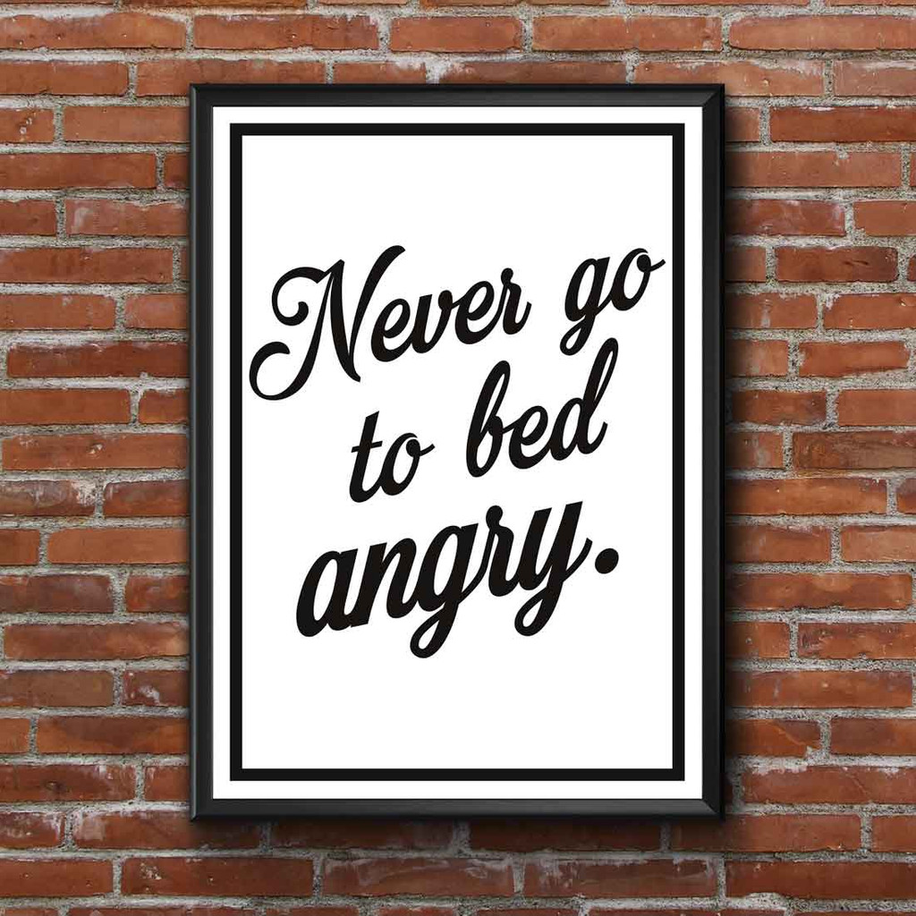 Biało-czarny plakat na ścianę z napisem NEVER GO TO BED ANGRY - Dekoori zdjęcie 1